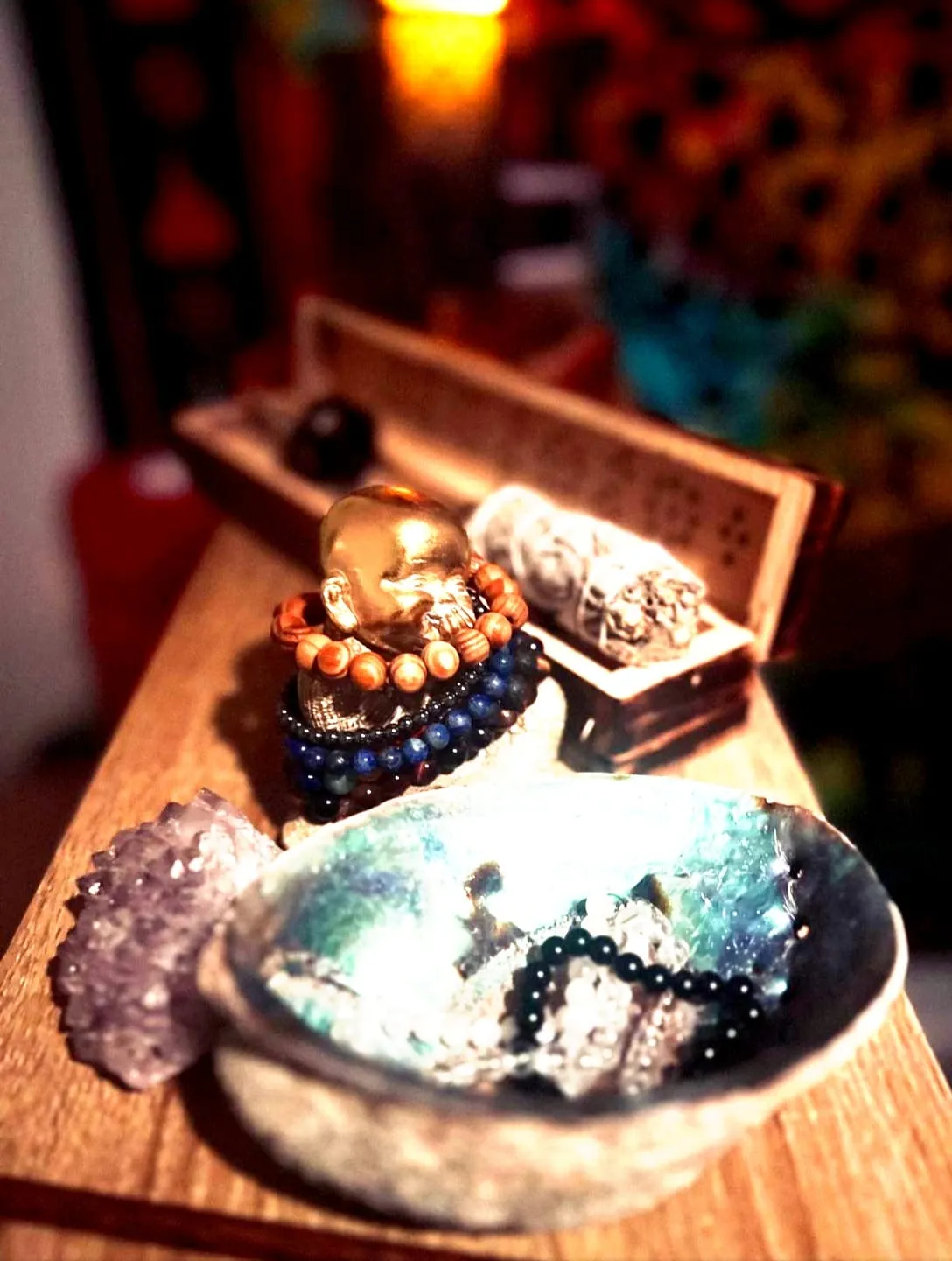 decoration spirituelle soins energetiques reiki.webp - Reiki près de Cholet & Nantes Cristaux et objets spirituels disposés sur une table en bois pour un espace de soin holistique